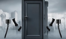 物业公司上门砸门违法吗？