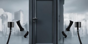 物业公司上门砸门违法吗？
