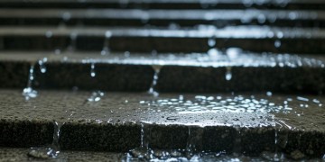 公共楼梯漏水到底归物业管吗？